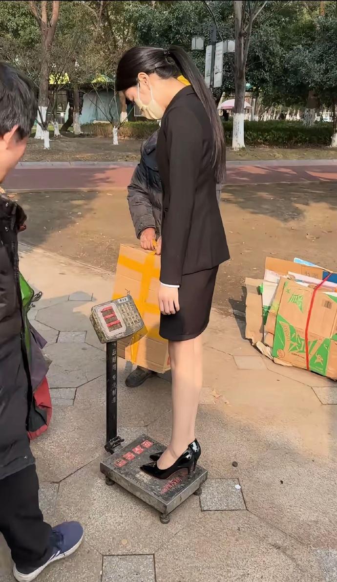 小时候都用过这种电子秤来量体重吧！