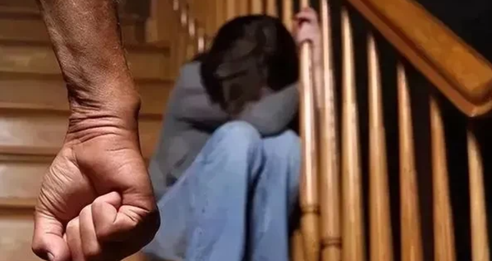 河北衡水，女子用自己的工资给自己买了一条项链，丈夫不满意，闹了一个月，而后又在酒