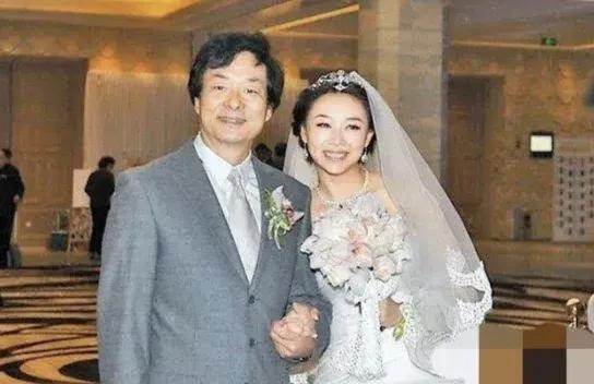 濮方结婚前，濮存昕悄悄给她一张银行卡:“闺女，卡里有50万，你送给金凯。农村来的