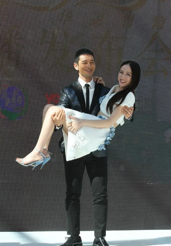 黄晓明胆太肥了，被抱的美女比叶珂还漂亮！