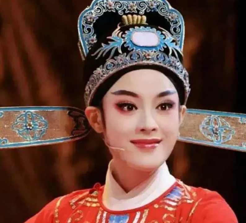 陈丽君是一位来自浙江嵊州的越剧演员，出生于1992年。她的成功之路并非一帆风顺，