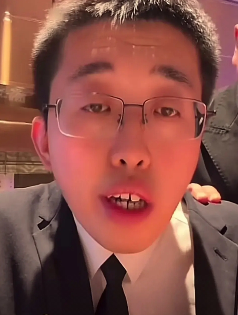 你可以说汪小菲不是一个好儿子，但是不能说张兰不是一个好老板。


也许很多人都讨