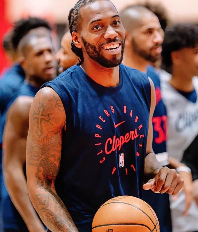一觉醒来！NBA快船队传来了2大重磅消息：

第一，小卡回归在即。快船主教练卢指
