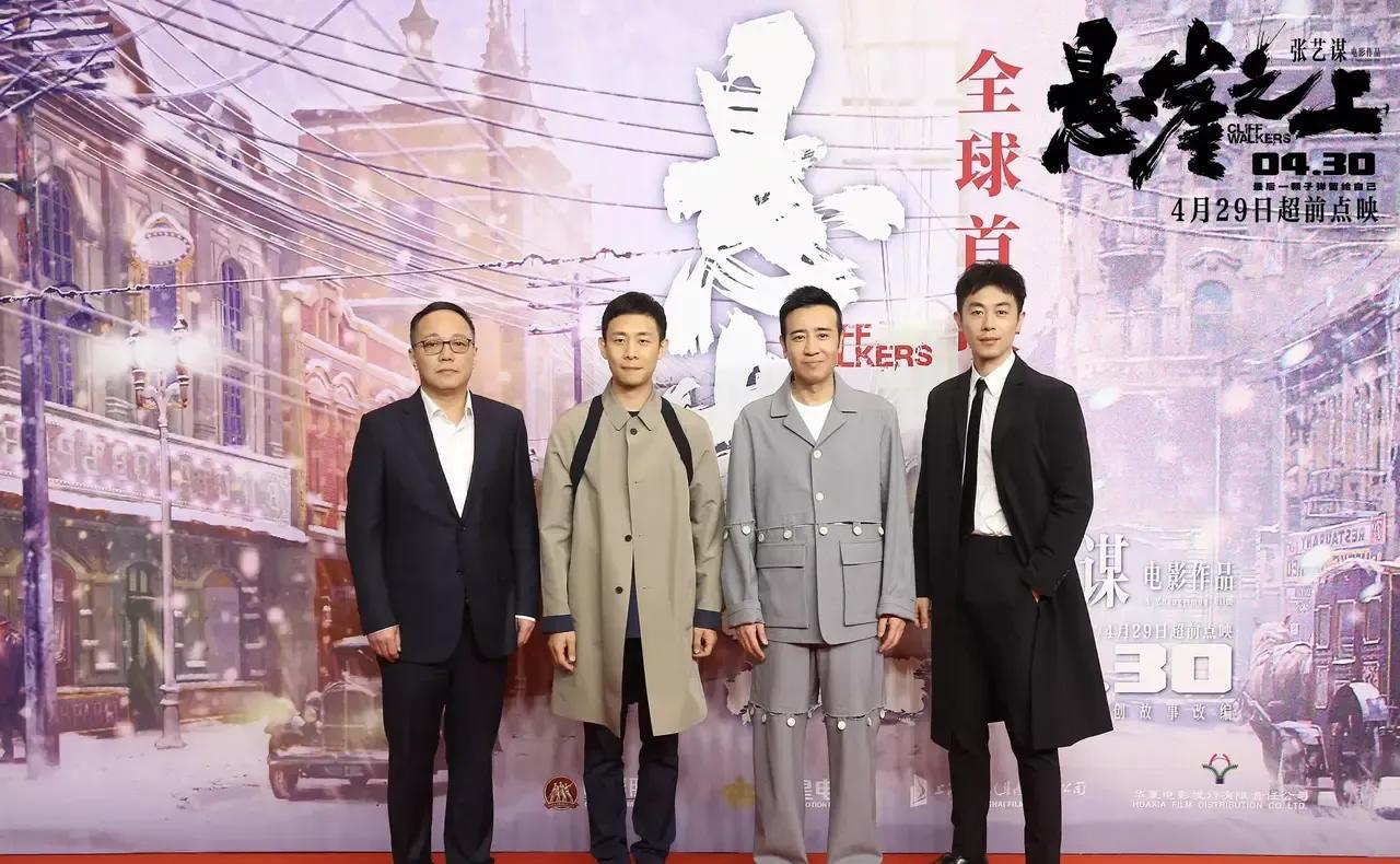 红毯之上，朱亚文气场全开，180cm 的挺拔身姿，身着黑色西服，单手潇洒插兜，那