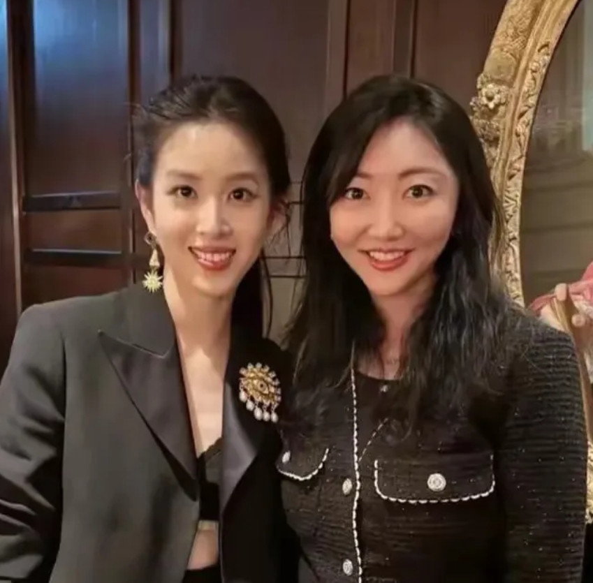 我觉得这个谣言真的属于吃饱了撑的，没事干了。
哦，眼睛的胸针就代表xx会或oo会
