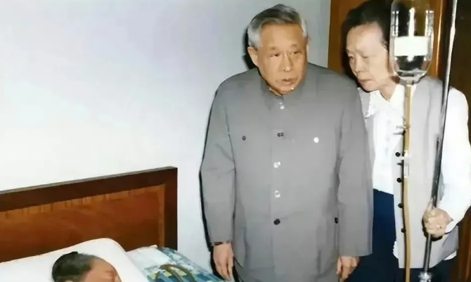 这是1981年5月，宋庆龄和廖承志，一张罕见的留影，当时的宋庆龄躺在病床，看起来