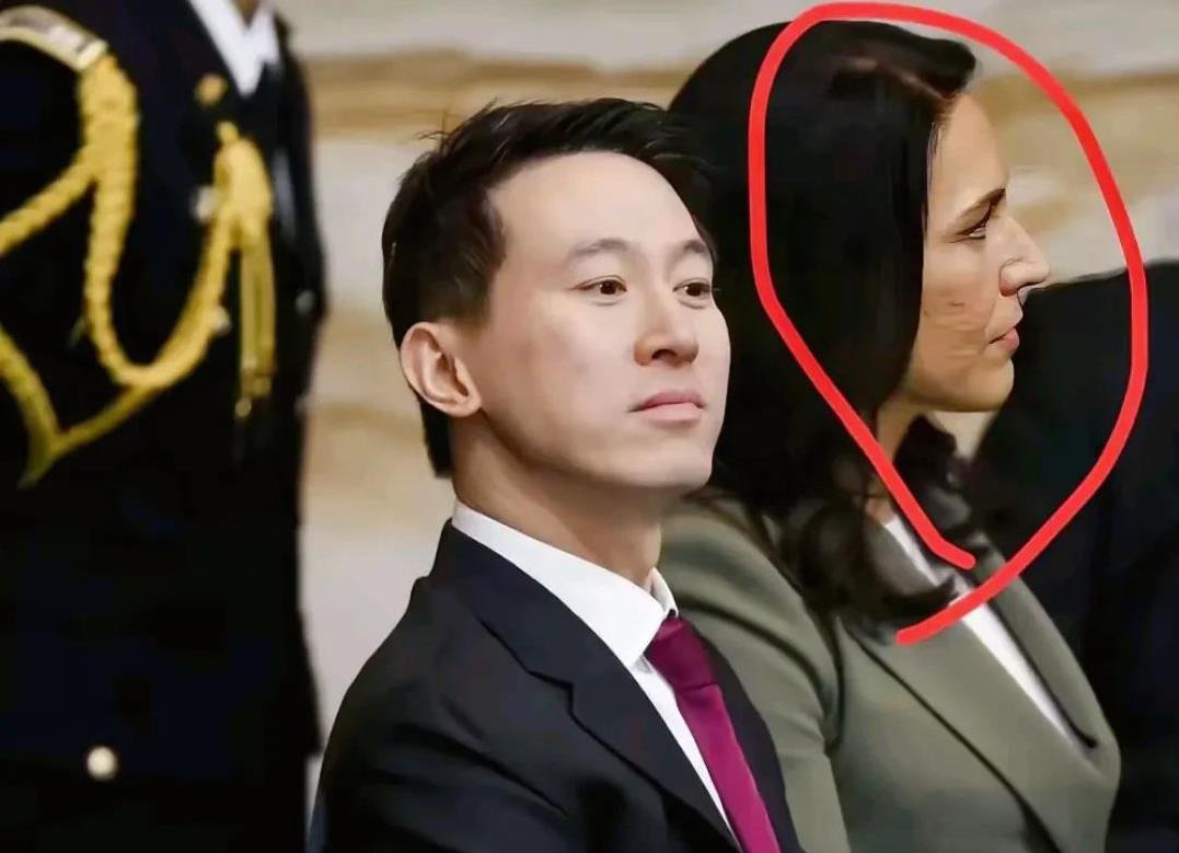 这会不会又是套路？
今天周受资的就职典礼上，一位颇具争议的嘉宾坐在周受资身边，她