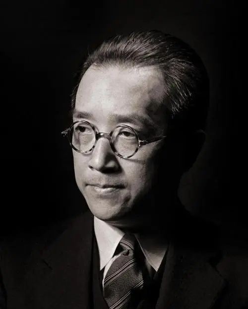 1924年，蒋梦麟过生日，在北京宝华楼宴请吃饭。席间，擅长看相的卢毅安，为胡适算