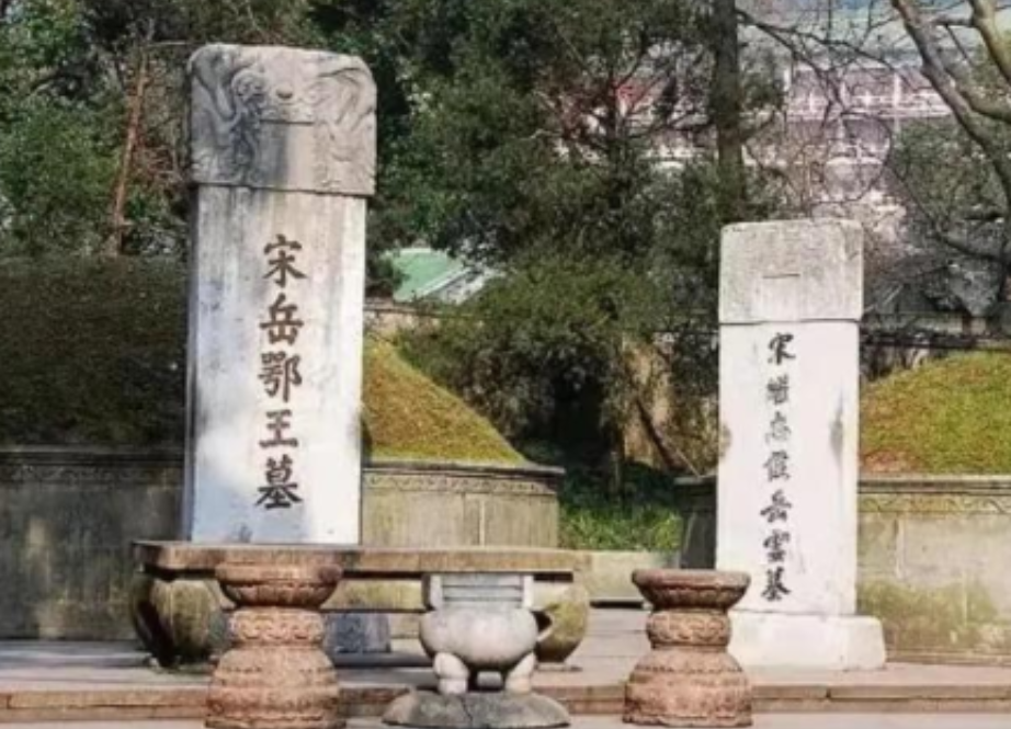 1142年除夕夜，岳飞在临安大理寺监狱，被两根大铁棒夹碎胸膛而死。郐子手为了回家