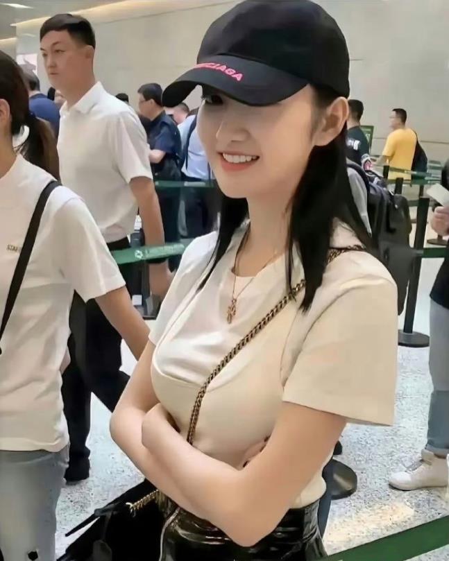 景甜穿背心展现美丽与甜美，肤色白皙如光。