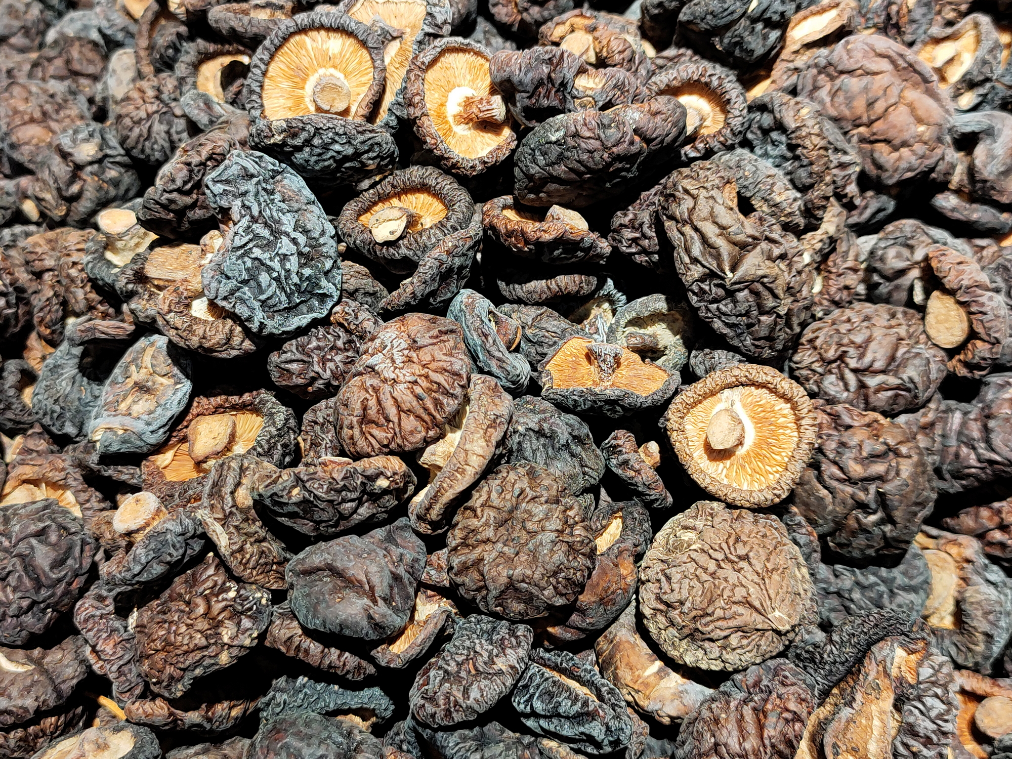 黑面香菇，我问过香菇产区的盆友，他说是用炭火烤干的，外表面就会发黑，是好东西。超