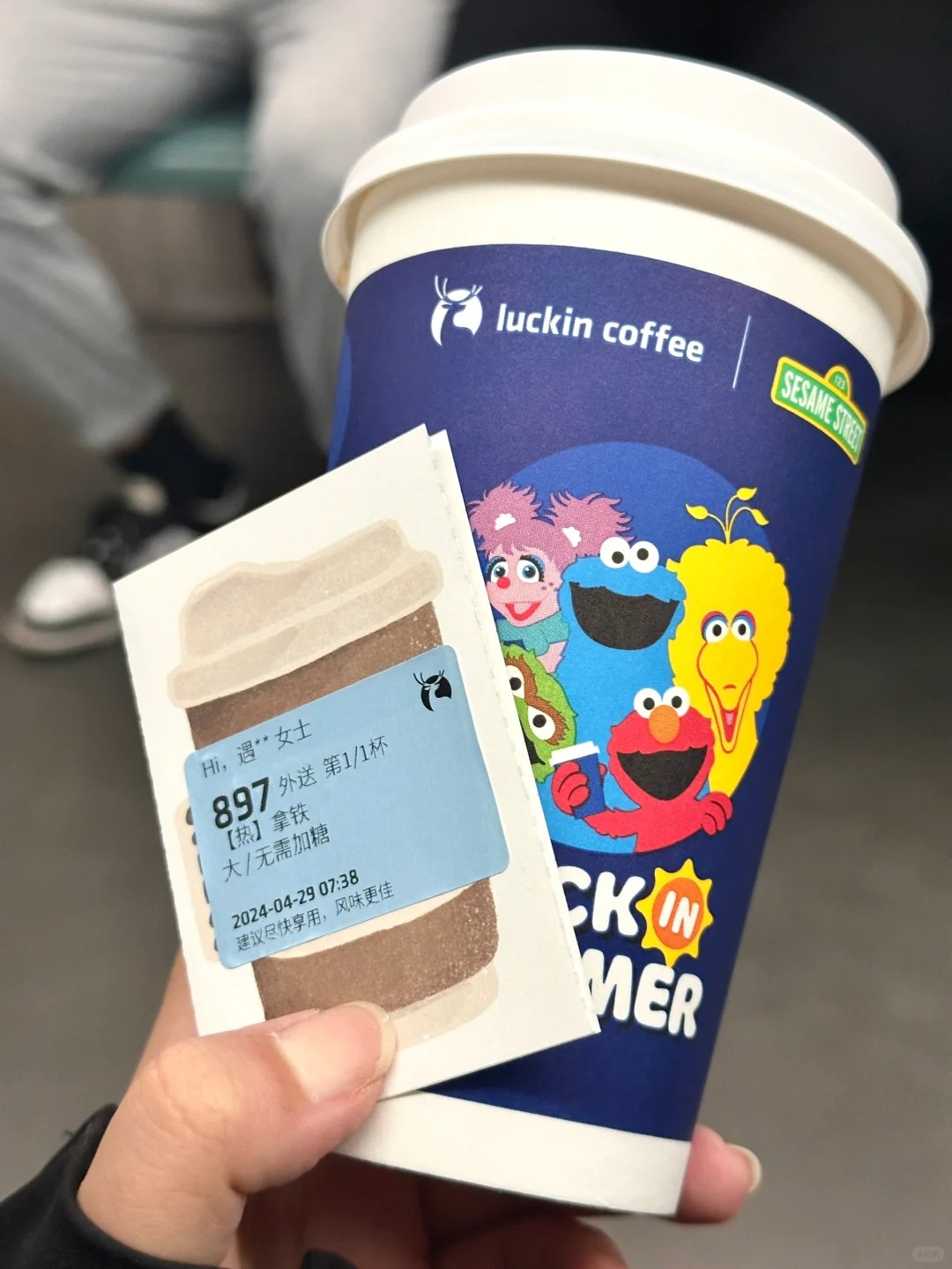 🚇 地铁上扣了一杯瑞幸
新芝麻街的杯套还挺好看