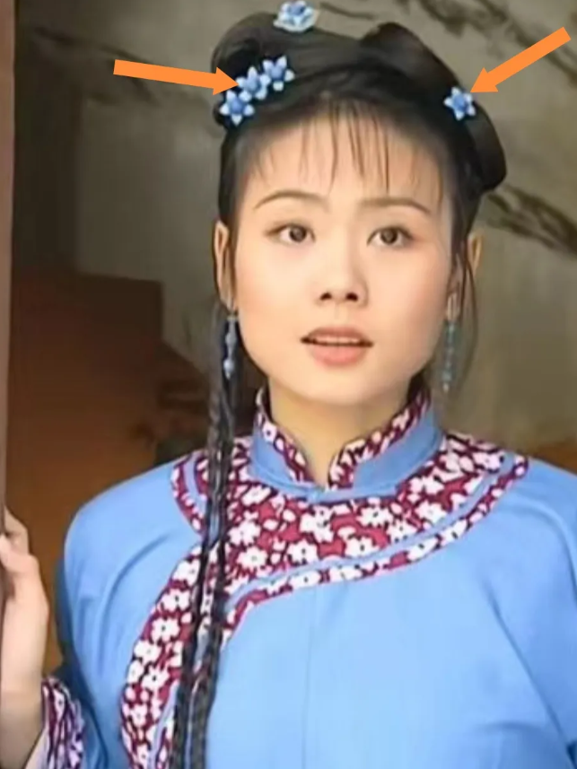 老版还珠女配角的头饰花朵更廉价和简单了，像闹着玩似的，柳红的服饰和发型设计真的是