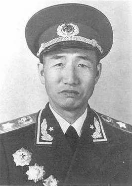 1968年，春风得意的黄永胜旧事重提，竟当众质问徐向前，说：“你当年肯定被俘虏过