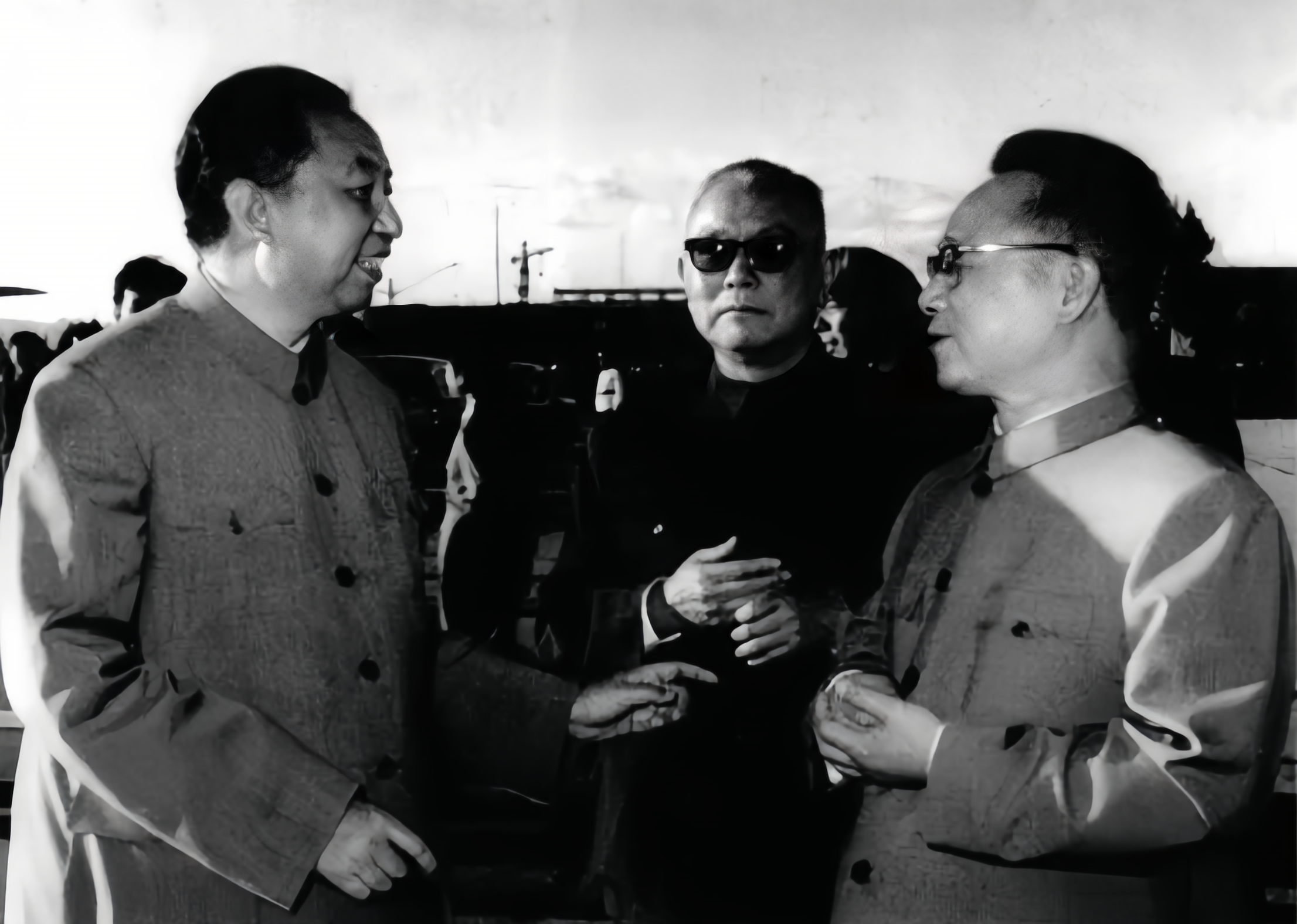 周总理逝世之后，由华国锋担任总理，华国锋是建国以来第二位总理。他是党和国家领袖，