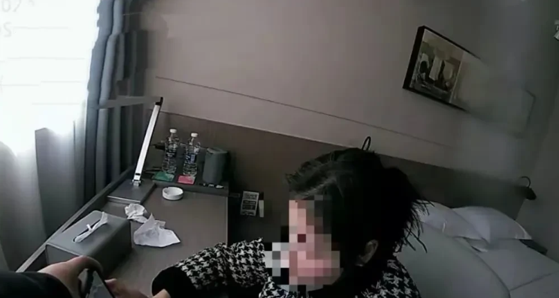 浙江杭州，妻子去买菜，到做饭点还没回来，男子赶紧打电话却是忙音，他又出去转了一大