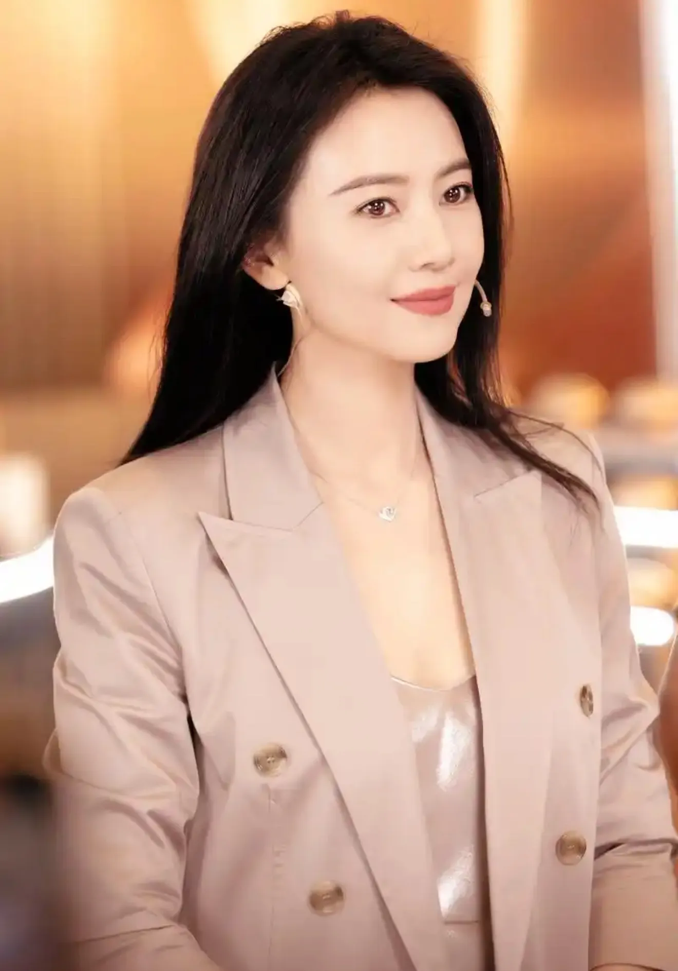 总有人讨论高圆圆和刘亦菲谁更美，这就像在问玫瑰与百合谁更动人，根本没有标准答案。