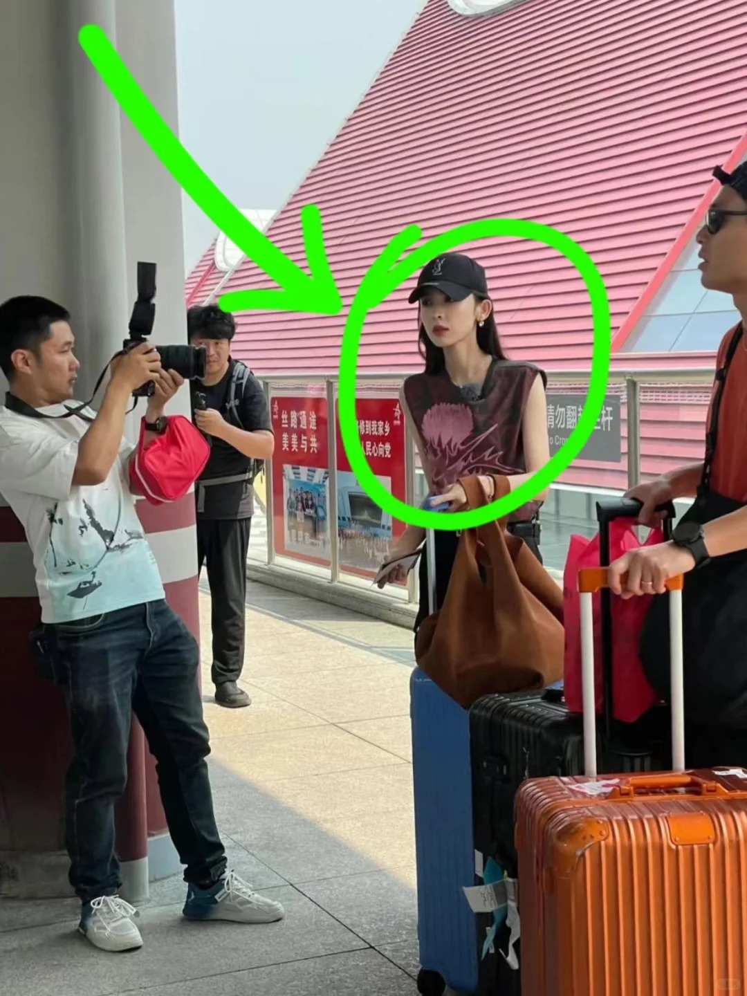 卧槽！这姐最近抽什么风...
越来越美了哇，简直就是中了基因彩票，人家是女娲毕设