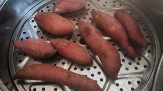 一女子晒出了南方人吃的早餐，这一坨坨红色的东西，画面着实引人好奇！