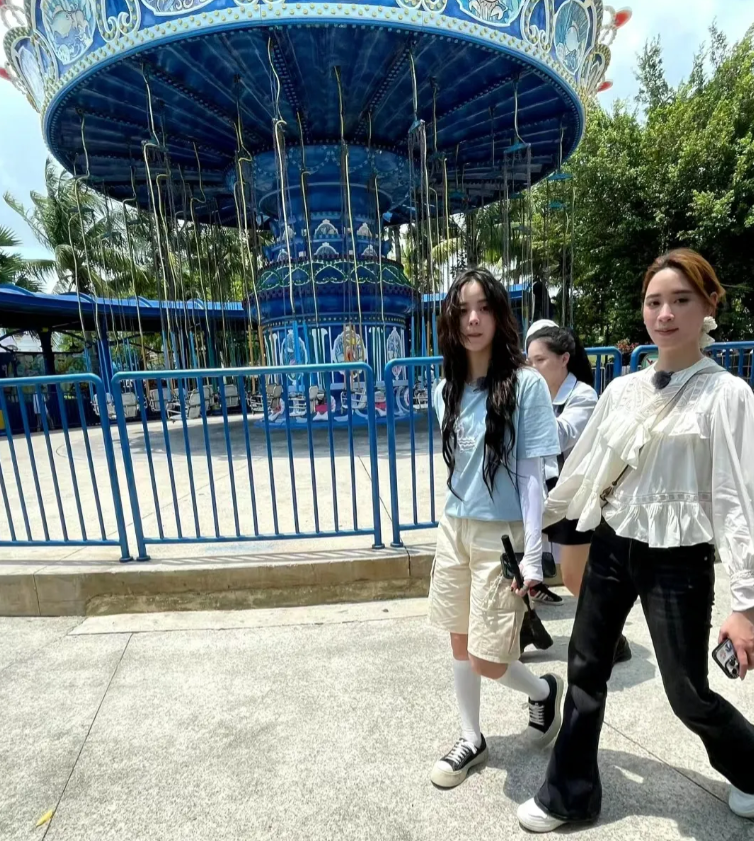 海南陵水海洋世界偶遇欧阳娜娜和姐姐。
娜娜本人好瘦好甜美，气质很清纯，姐姐欧阳妮