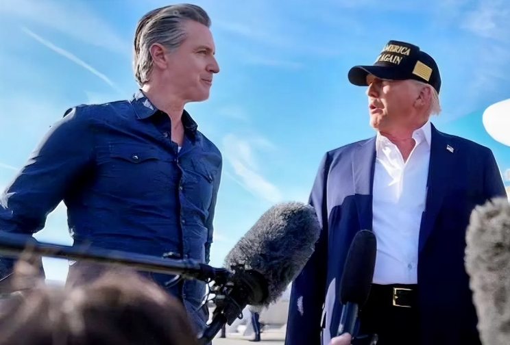 特朗普直呼难以置信
24日，特朗普前往洛杉矶视察山火灾情，他乘坐空军一号抵达机场