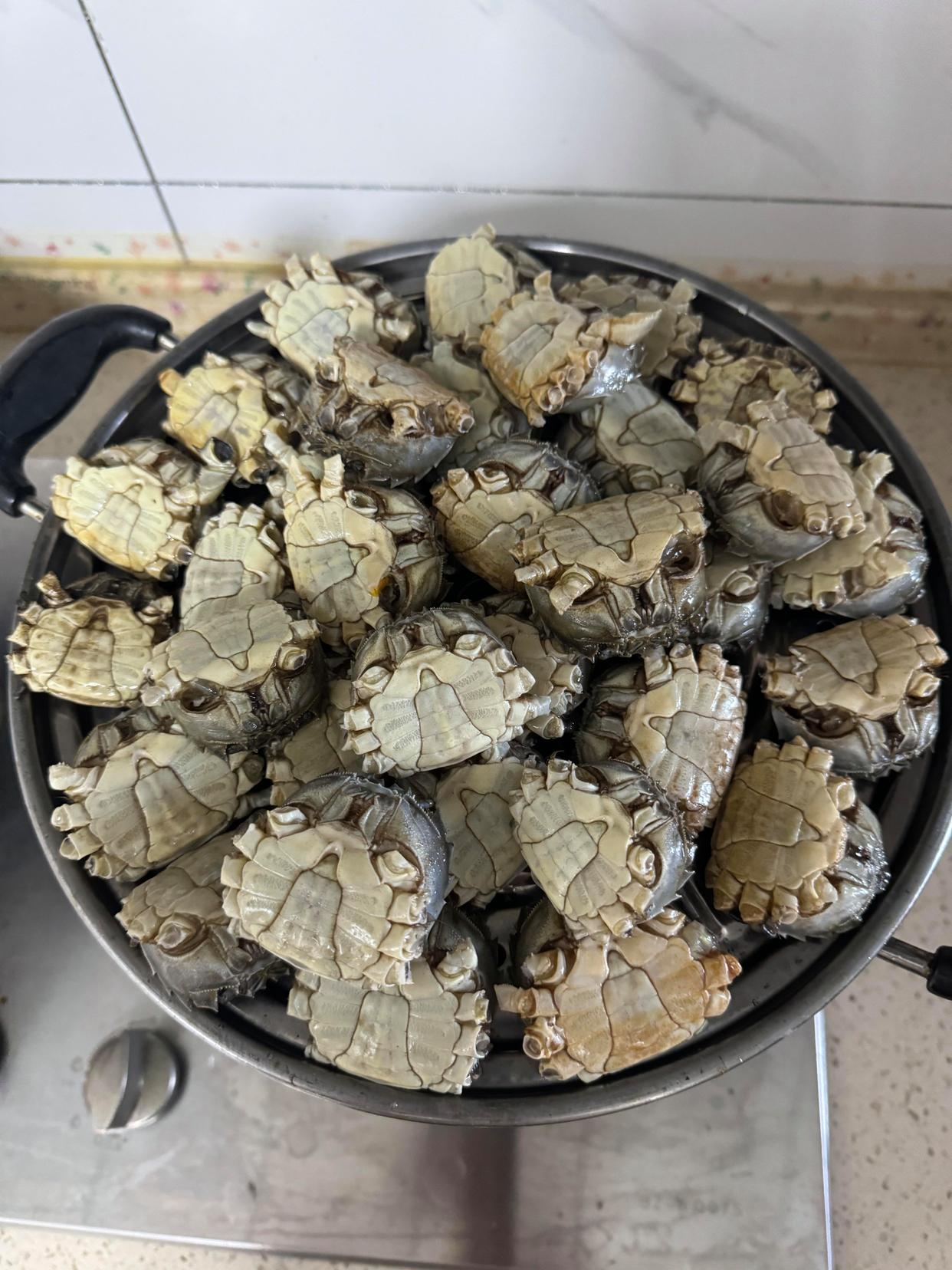 这个吃法让我看不懂了哈！蒸大闸蟹怕到处跑，盖不住。索性把大闸蟹的腿都给减掉了，毕