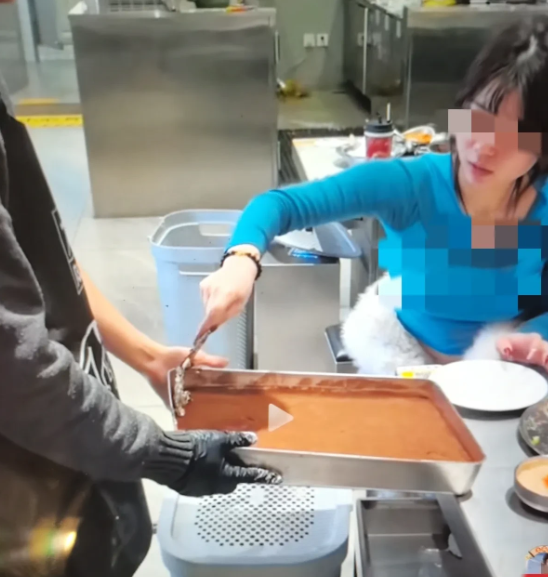 女子和朋友在一餐厅就餐，老板端一方盘过来，女子一番操作看傻众人！网友：艾玛！这下