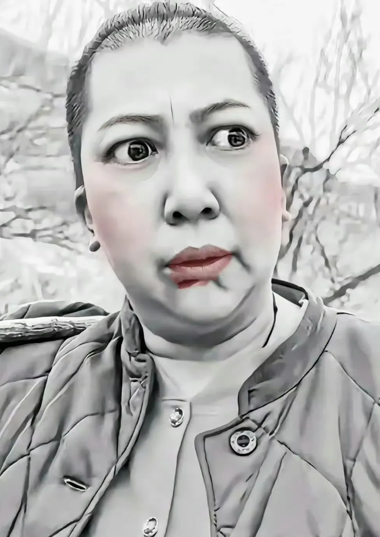 东北雨姐这次估计真的是凉凉了，孵化基地的招牌“雨姐”俩字都已经被遮挡住了，雨姐的