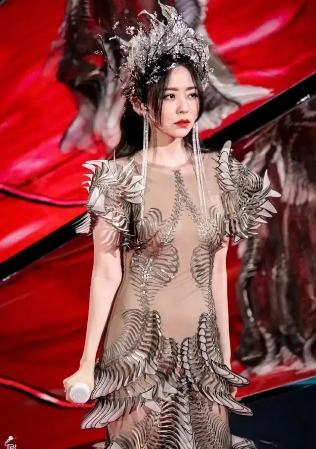 张靓颖惊艳全场!透视鱼尾裙秀出绝美曲线,引领时尚新潮流!-第6张图片-九妖电影 张靓颖惊艳全场!透视鱼尾裙秀出绝美曲线,引领时尚新潮流!-第6张图片-九妖电影