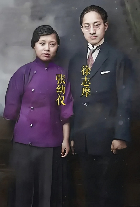 徐志摩与原配妻子张幼仪的真实长相，也是他们离婚前的珍贵合影。镜头下的徐志摩身穿西