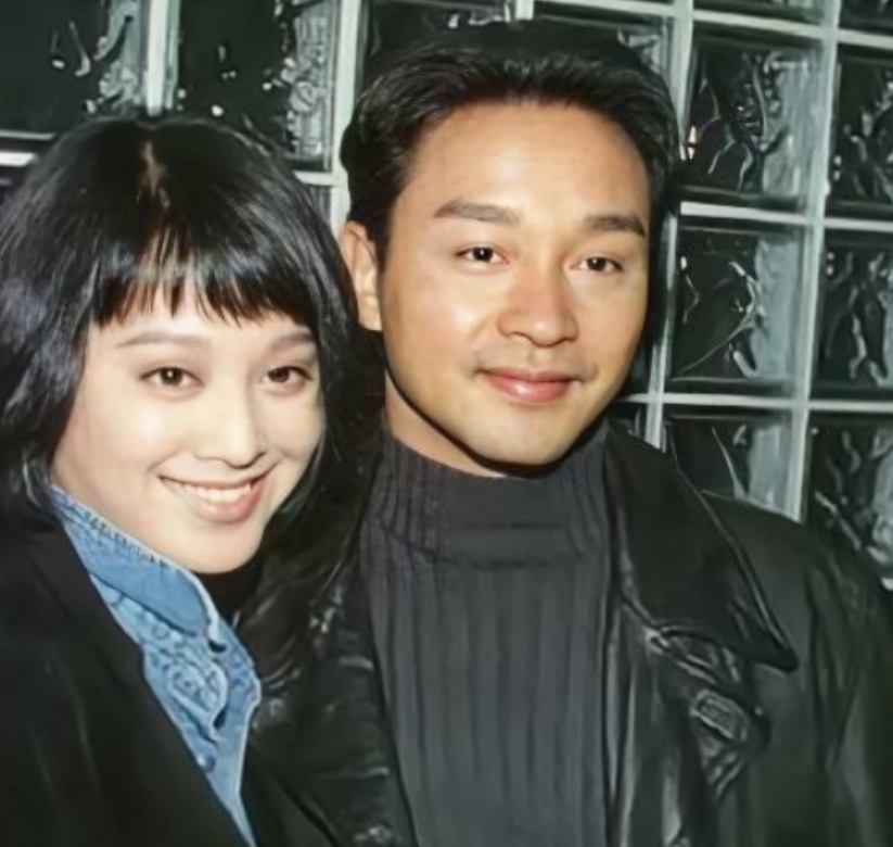 1995年，在拍《新上海滩》时，张国荣和宁静要拍“鸳鸯浴”，导演提议让宁静用替身