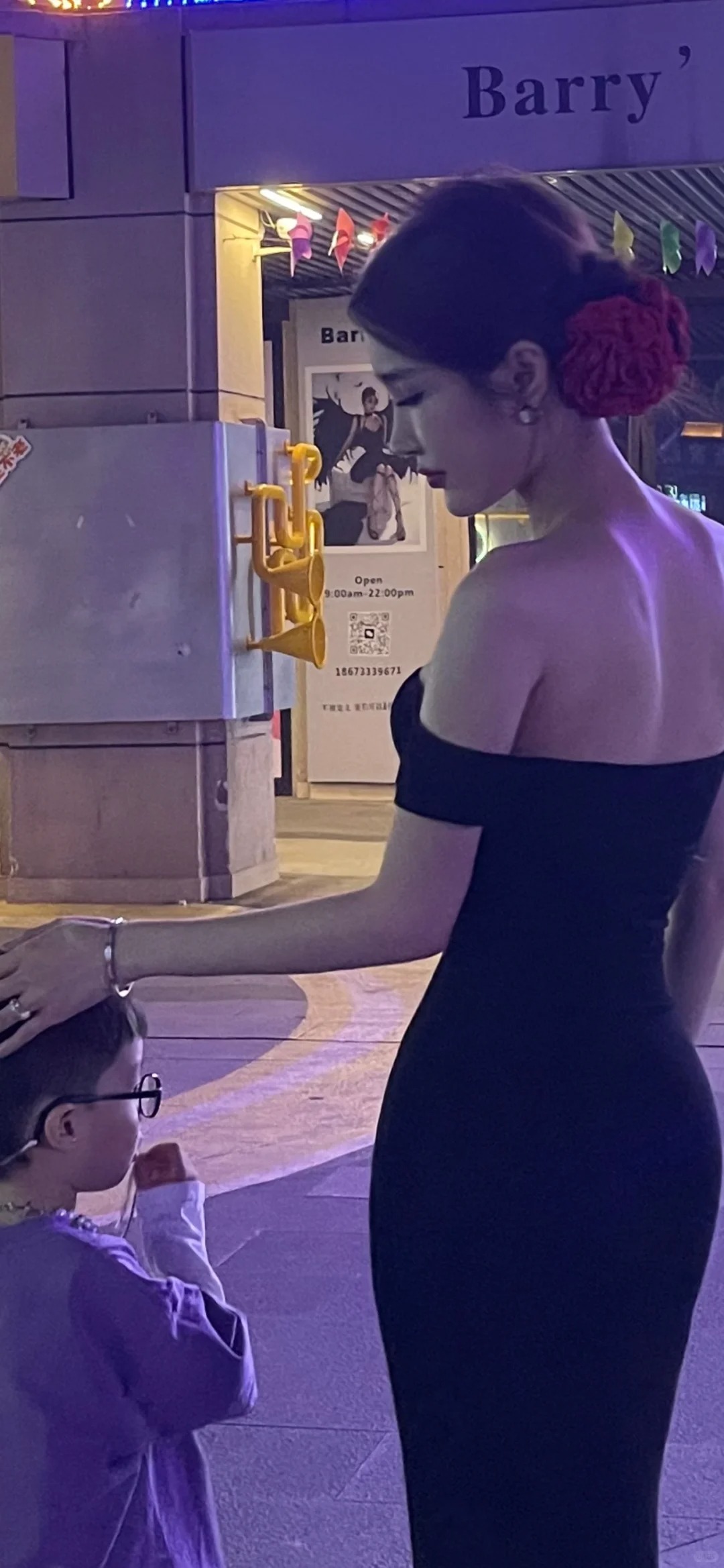 当别人对你指指点点的时候怎么反击
当妈以后穿稍微性感一点 就会得到别人的眼神攻击