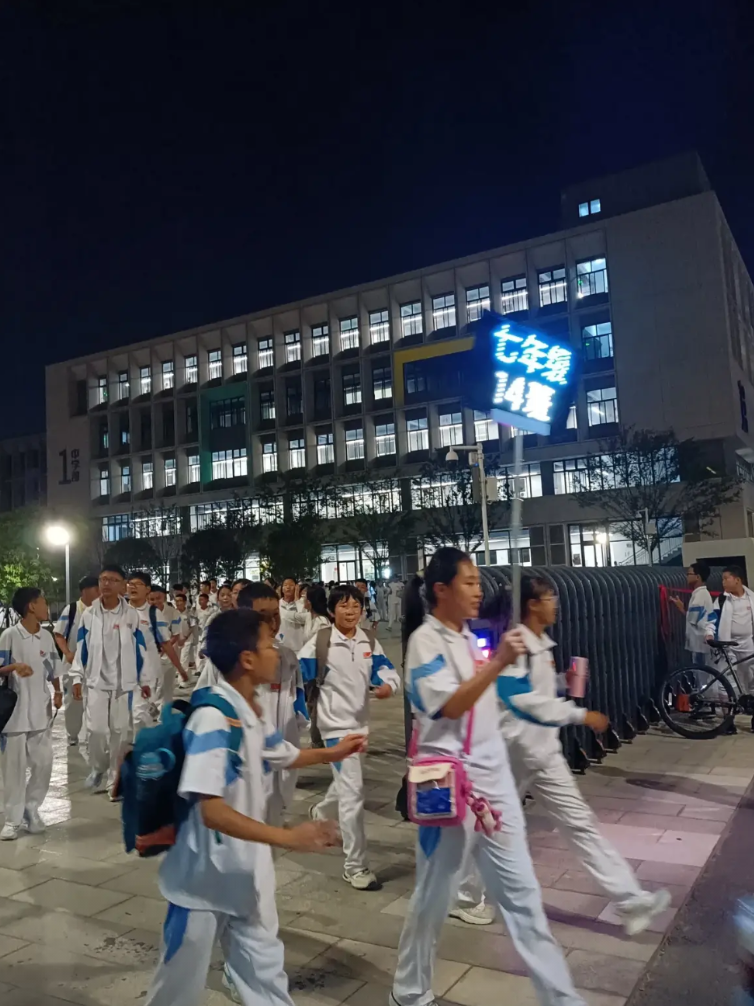 晚上9：30，我去接上初一的女儿下晚自习，结果门卫告知我她已经走了，我顿时吓得后