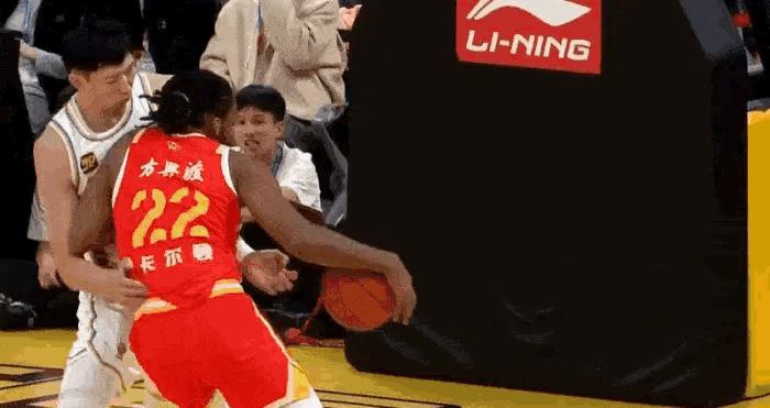 大帽卡尔顿！周琦这护框能力真的强！
在今天北京和广厦的第二节比赛中，卡尔顿欲篮下