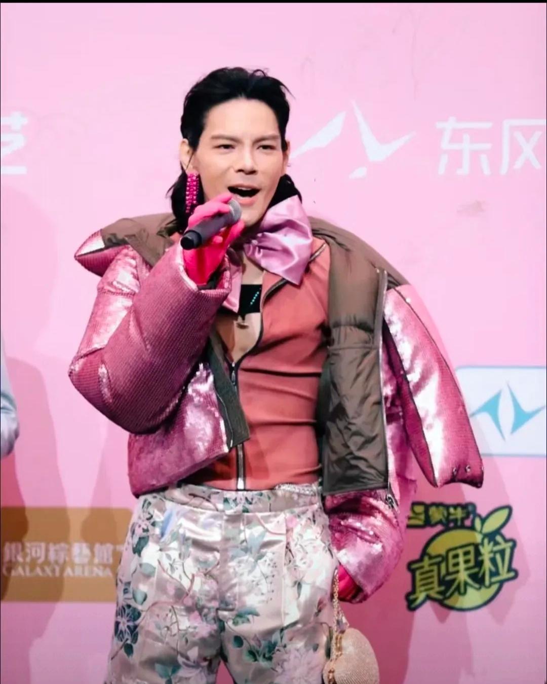 向佐真的火了!不仅在直播界创下首日5000万销

售额的佳绩，在爱奇艺尖叫之夜