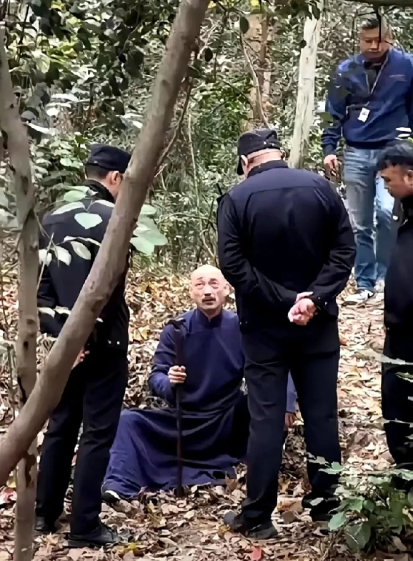 一位网友分享警察在中山陵抓到假扮蒋介石的冒充分子，这位假扮蒋介石的人在此处忽悠很