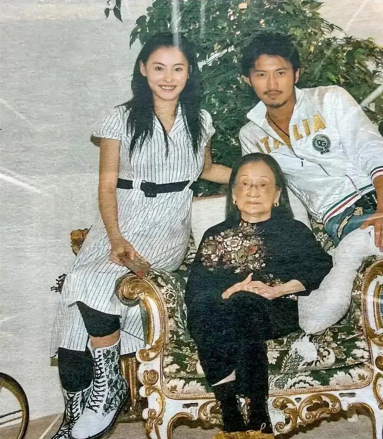 结婚第一年，谢霆锋带张柏芝去温哥华看奶奶！
奶奶已经95岁的高龄了，人依然特别精