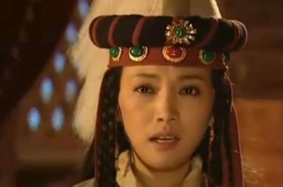 1202年，铁木真在一场战役中击溃了世仇泰赤乌部，结束后在俘虏现场排查。突然，他