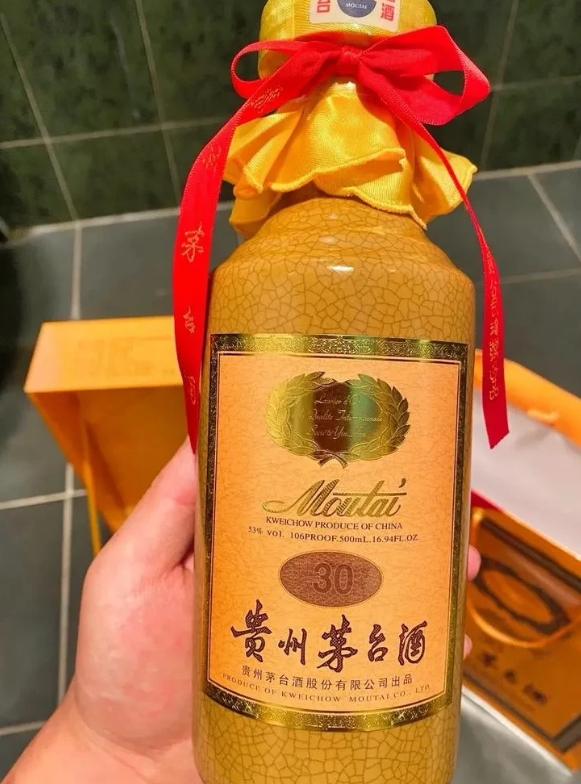 北京，一男子买3瓶30年经典茅台，花了4.2万，回家后却发现2瓶酒是空的，1瓶只