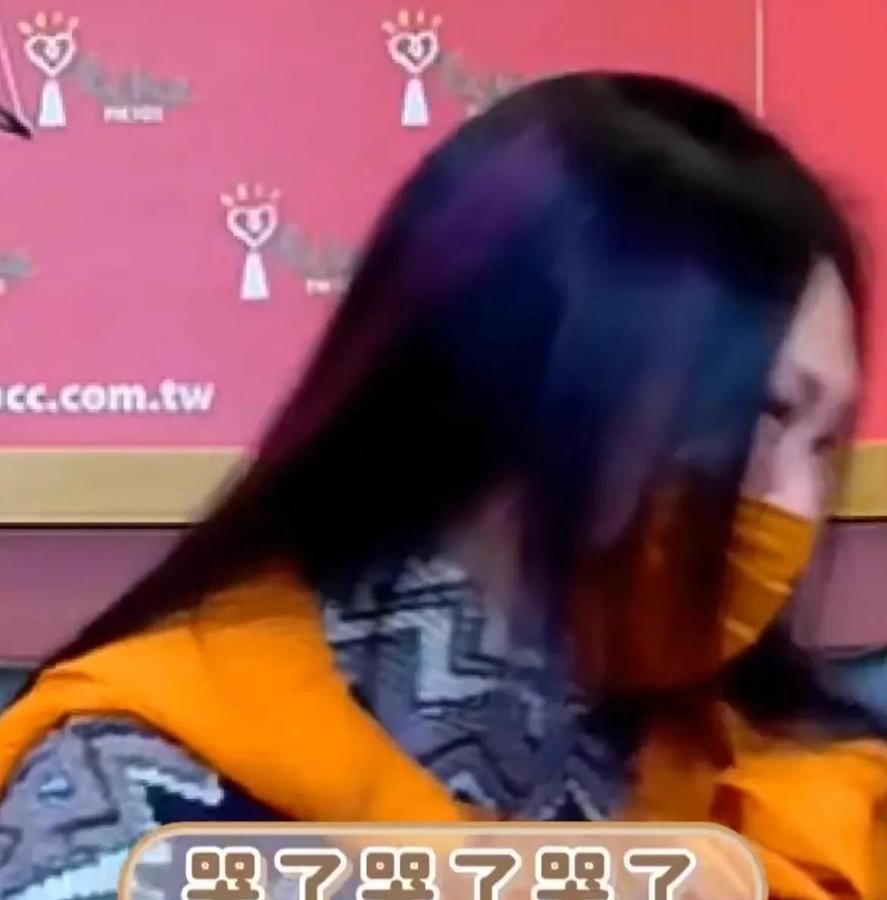2月13日，S妈接受采访，提到大S闪婚的事，情绪失控，哭成泪人！

女儿闪婚，没