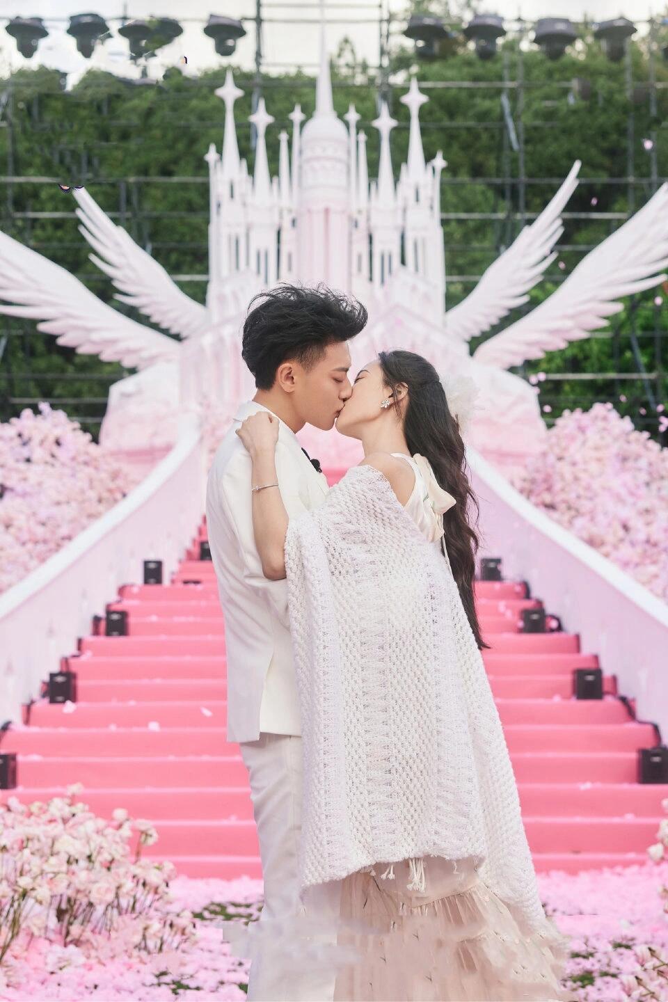 黄子韬节目现场浪漫求婚，徐艺洋感动落泪