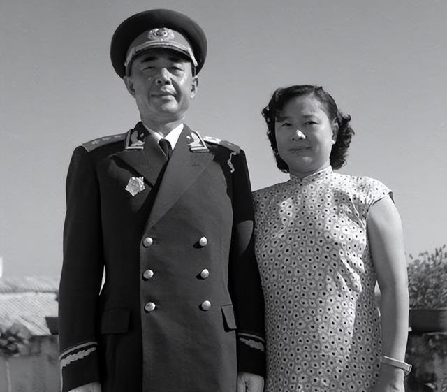 陈明仁传奇人生，毛主席宴席夸赞，林彪比较引笑谈