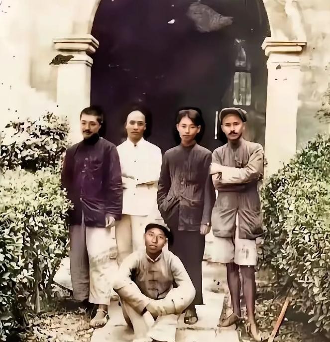 一张摄于1934年10月的长征途中的照片，记录下了五虎将的真实面貌。那些在血与火