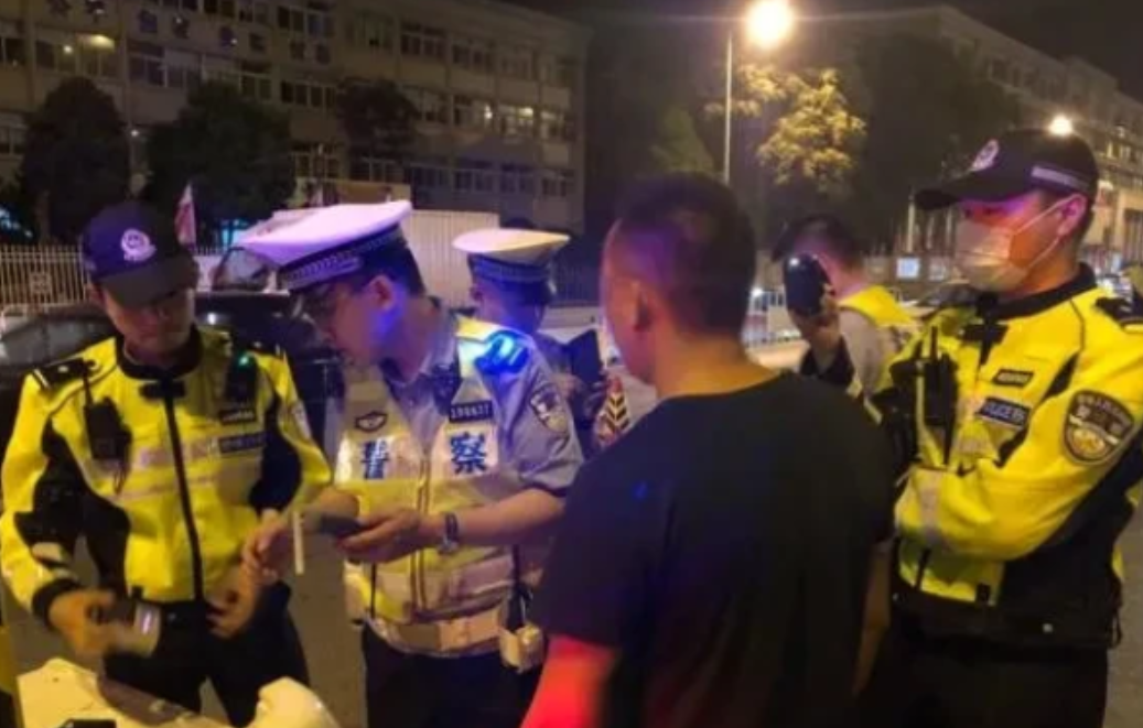 想象一下，在一个清晨，陈亮，一个普通的劳动者，正准备驾车去工作，谁料想在路口遇到