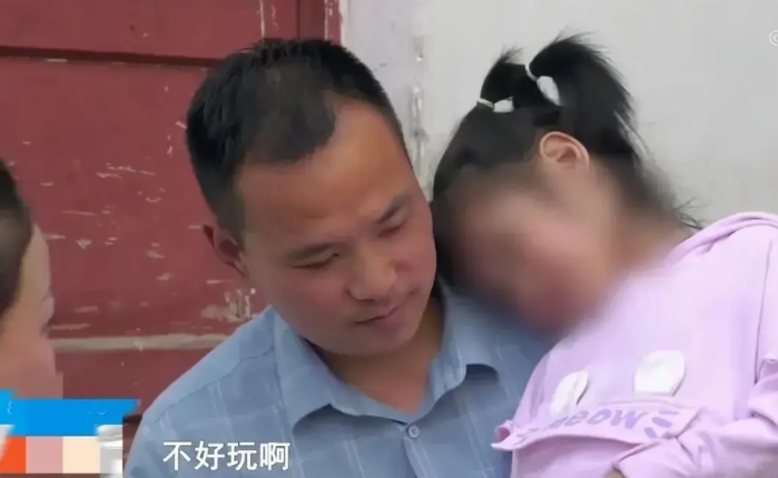 父母离异，6岁的小女儿被判给了妈妈。之后妈妈带着远嫁他乡。一年后妈妈身故。亲生父