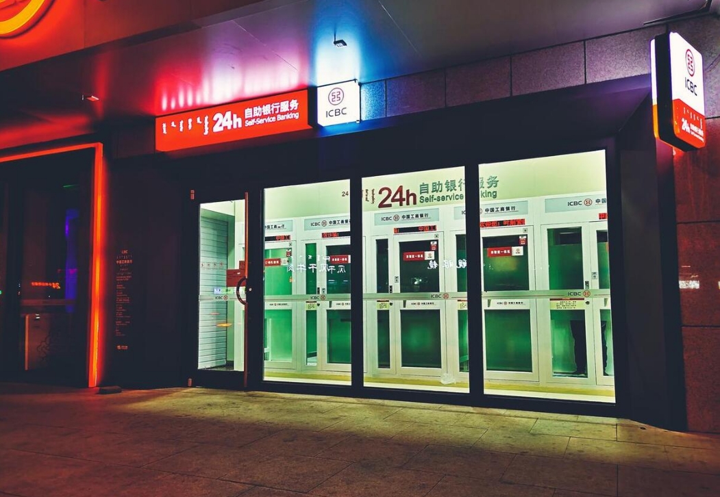 广东茂名，女子拿着16345元，去银行ATM机存款，谁知机器竟把她的钞票吞掉，女