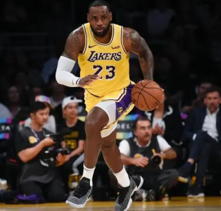 湖人128:123灭灰熊五大功臣！
1 第一大功臣---詹姆斯！拼了37分钟22