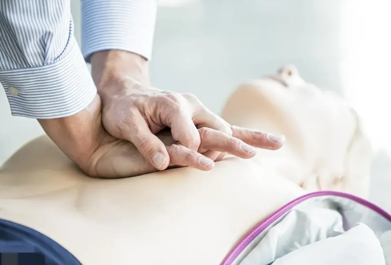 辽宁沈阳，72岁的老太太突发心脏骤停，乡村医生第一时间对老太太进行心肺复苏，在黄