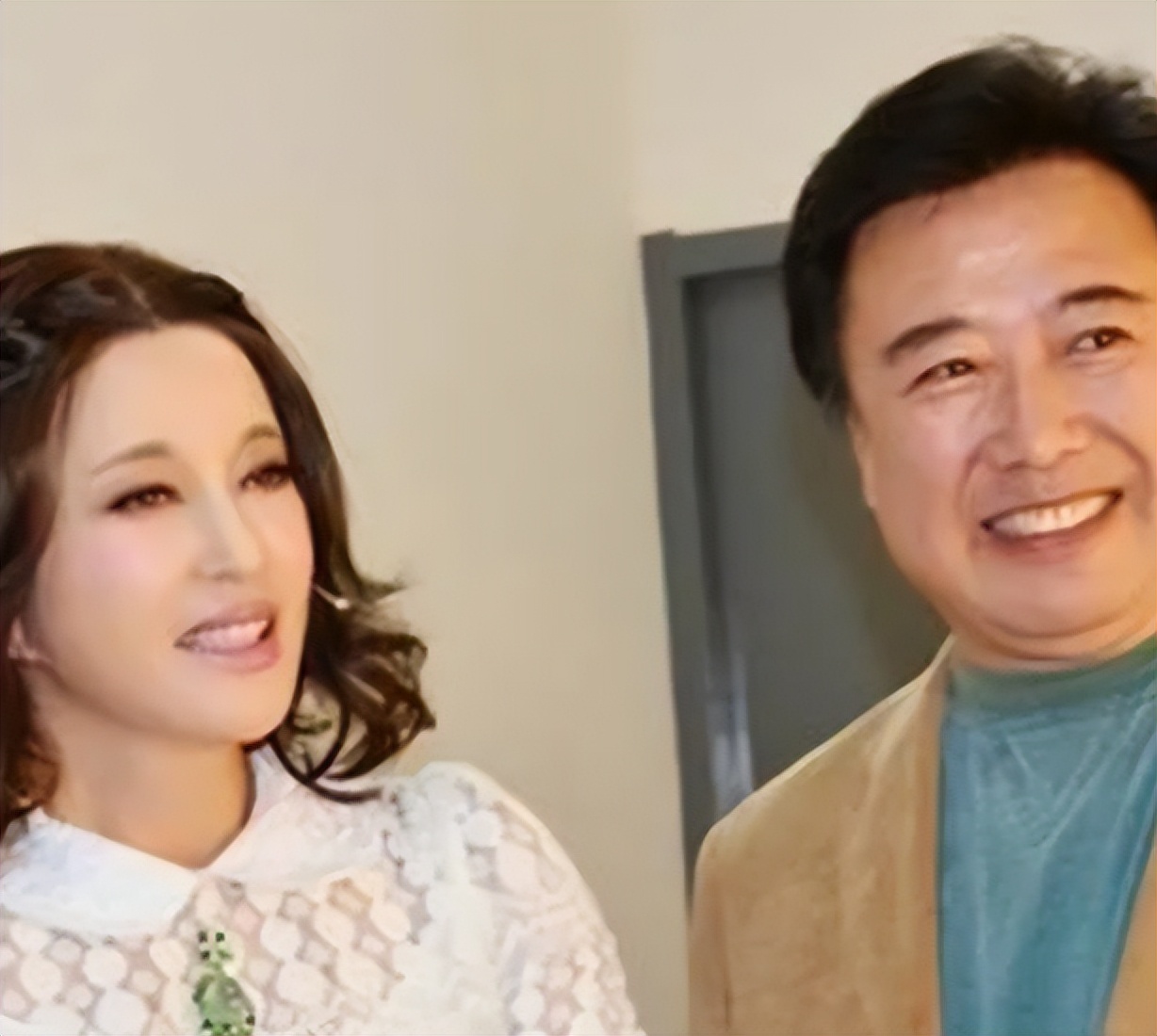 74岁的刘晓庆还能不能扛起一档综艺？这个问题曾经引发无数争议。但是，当镜头对准她
