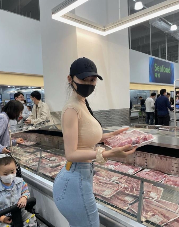 浙江一女子出轨23岁健身教练，两人发生关系后，女子意外怀孕！丈夫要求女子生下孩子